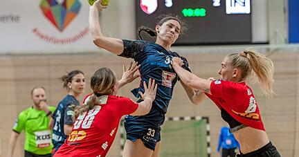 Sehr schmerzhaft: Lucie-Marie Kretzschmar (am Ball) und die Neckarsulmerinnen kommen gegen die kämpferischen SV-Abwehr kaum mal zu echter Wucht aus dem Rückraum.
Foto: imago images/Fotostand