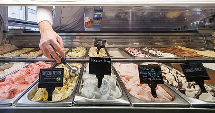 Verschiedene Sorten Eis werden in der Auslage der Eisdiele «De Rocco» angeboten.