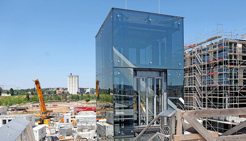 Blick von der Buga-Brücke in den Neckarbogen. Bis zur Klärung, wer für die Mängel verantwortlich ist, erhält der Aufzug nur einen provisorischen Zugang.
Fotos Ralf Seidel Blick von der Buga-Brücke in den Neckarbogen. Bis zur Klärung, wer für die Mängel verantwortlich ist, erhält der Aufzug nur einen provisorischen Zugang.
Fotos Ralf Seidel