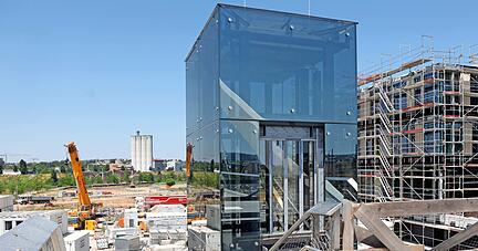Blick von der Buga-Brücke in den Neckarbogen. Bis zur Klärung, wer für die Mängel verantwortlich ist, erhält der Aufzug nur einen provisorischen Zugang.
Fotos Ralf Seidel Blick von der Buga-Brücke in den Neckarbogen. Bis zur Klärung, wer für die Mängel verantwortlich ist, erhält der Aufzug nur einen provisorischen Zugang.
Fotos Ralf Seidel