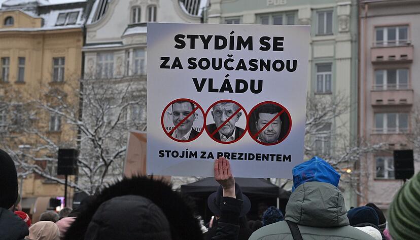 &laquo;Ich sch&auml;me mich f&uuml;r die gegenw&auml;rtige Regierung&raquo;, steht auf diesem Transparent. In ganz Tschechien demonstrierten Tausende f&uuml;r Pr&auml;sident Pavel in seinem Machtkampf gegen eine rechtspopulistische Regierungspartei.