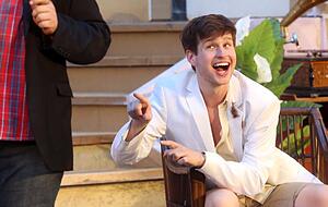 Der Freund hat einen dicken Kopf. Lebemann Gustl feixt.