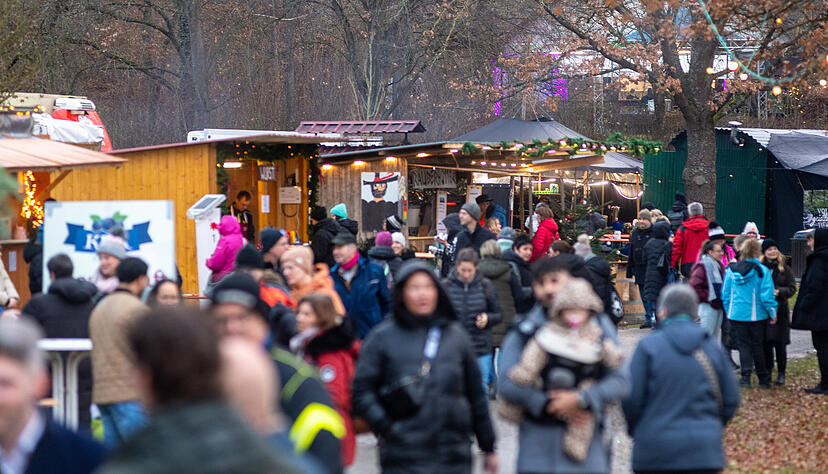 Trotz schlechten Wetters mit immer mal wieder Regen war am Samstagabend bei der Seeweihnacht doch einiges los. Trotz schlechten Wetters mit immer mal wieder Regen war am Samstagabend bei der Seeweihnacht doch einiges los.