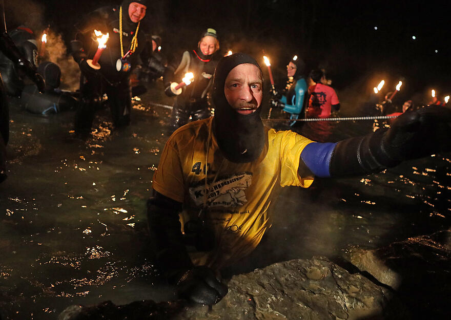 DLRG Fackelschwimmen in Möckmühler Jagst DLRG Fackelschwimmen in Möckmühler Jagst