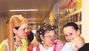 Jason im Arm seiner Mama auf der Kinderkrebsstation des Olga-Krankenhauses: Die Klinik-Clowns versuchen dort die schwer kranken Kinder etwas aufzuheitern.