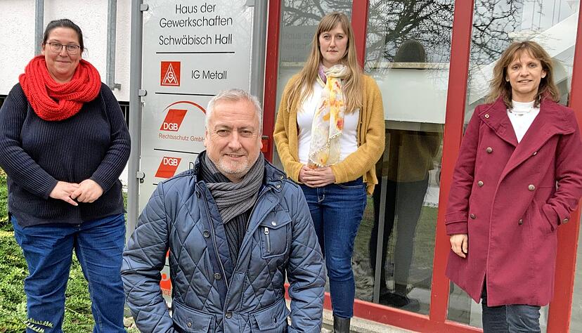 Petra Neumann, Betriebsr&auml;tin bei B&uuml;rkert (v.l.), Uwe Bauer, Erster Bevollm&auml;chtigter IG Metall Schw&auml;bisch Hall, Gewerkschaftssekret&auml;rin Saskia Genthner und Hornschuch-Betriebsratsvorsitzende Sabine K&uuml;hn.