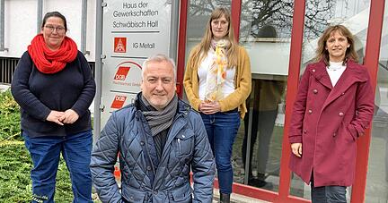 Petra Neumann, Betriebsrätin bei Bürkert (v.l.), Uwe Bauer, Erster Bevollmächtigter IG Metall Schwäbisch Hall, Gewerkschaftssekretärin Saskia Gentner und Hornschuch-Betriebsratsvorsitzende Sabine Kühn.
Foto: Gleichauf Petra Neumann, Betriebsrätin bei Bürkert (v.l.), Uwe Bauer, Erster Bevollmächtigter IG Metall Schwäbisch Hall, Gewerkschaftssekretärin Saskia Gentner und Hornschuch-Betriebsratsvorsitzende Sabine Kühn.
Foto: Gleichauf