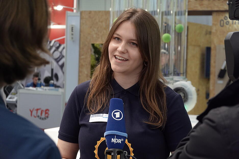 Melanie Bildhoff gibt den Redakteuren der ARD ein Interview.