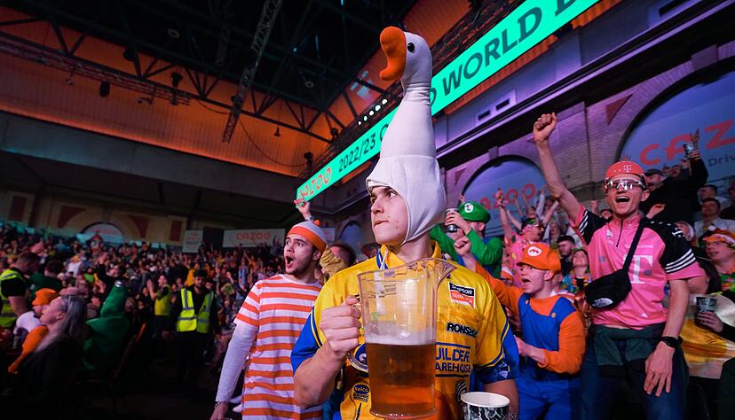 Bunte Kost&uuml;me und viel Bier: Die Fans feiern das Spektakel im Norden Londons.