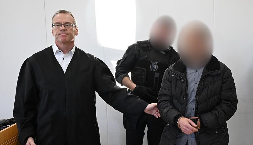 Der wegen Mordes an der neunj&auml;hrigen Valeriia verurteilte 37-J&auml;hrige (r) wird im Landgericht Chemnitz neben seinem Verteidiger J&ouml;rg Neuber (l) vorgef&uuml;hrt. (Archivbild)