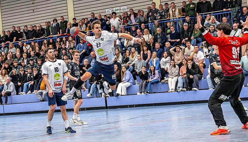 Der Moment vor der Entscheidung: Robin Pech trifft eine Sekunde vor dem Spielende für die Sport-Union Neckarsulm zum Sieg gegen den Tabellenführer. Einige Zuschauer in der vollen Sporthalle in den Bäderwiesen sehen es bereits kommen. Der Moment vor der Entscheidung: Robin Pech trifft eine Sekunde vor dem Spielende für die Sport-Union Neckarsulm zum Sieg gegen den Tabellenführer. Einige Zuschauer in der vollen Sporthalle in den Bäderwiesen sehen es bereits kommen.