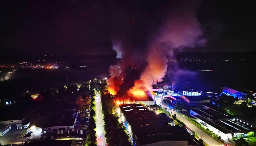 Im Industriegebiet in Backnang-Heinigen hat es in der Nacht einen Großbrand gegeben. Im Industriegebiet in Backnang-Heinigen hat es in der Nacht einen Großbrand gegeben.