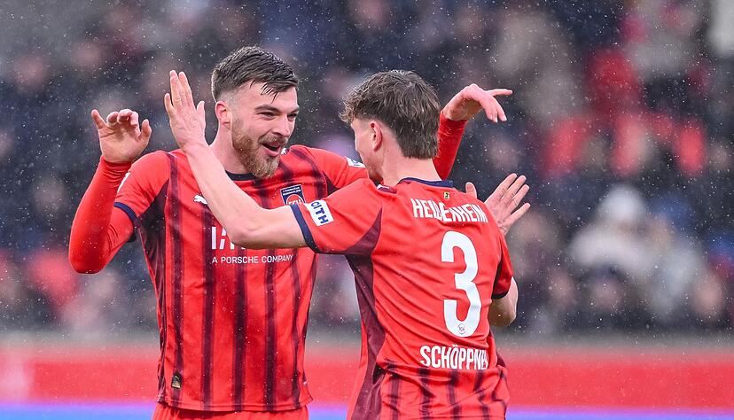 Julian Niehues (l)  und Jan Sch&ouml;ppner (r) feiern den zweiten Heidenheimer Treffer.