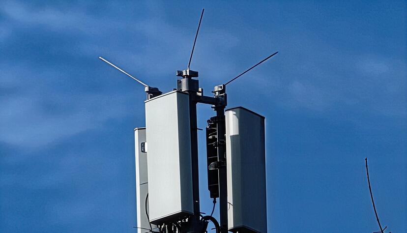 Der gleiche Funkmast, diesmal in 50-facher Vergr&ouml;&szlig;erung. Je n&auml;her man ranzoomt, umso mehr fehlende Fotodetails werden durch KI erg&auml;nzt.