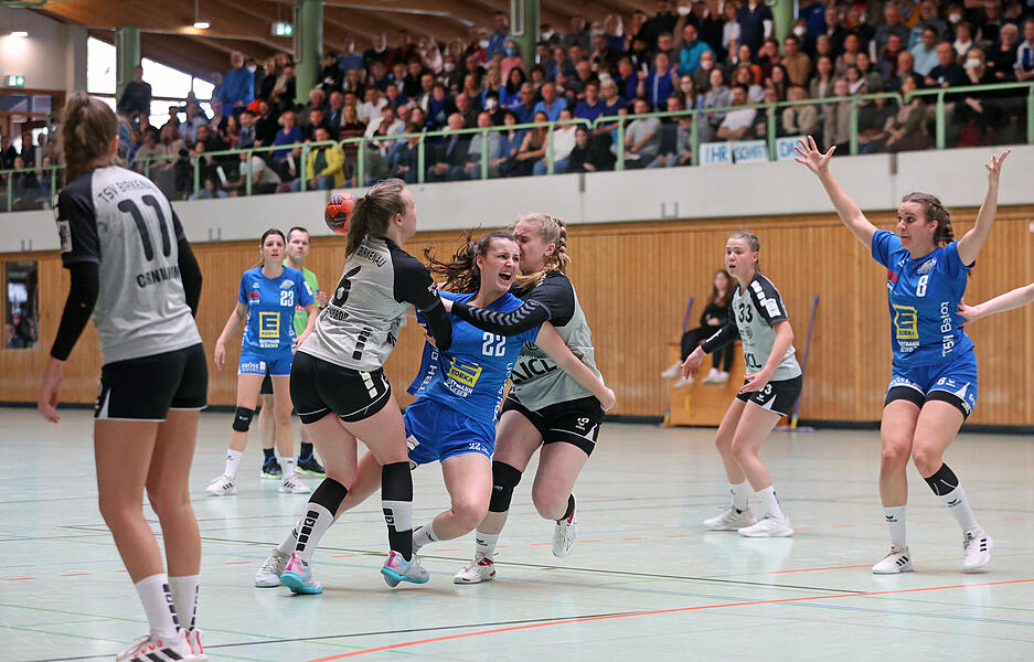 Handball Oberliga Damen TSV Bönnigheim - TSV Birkenau, Lena Halupka am Ball