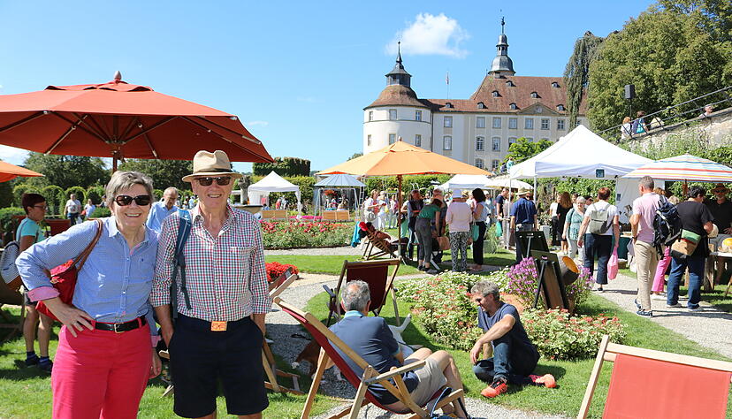 Peter und Gisela Dierolf aus Erlenbach strahlen im Rosengarten mit der Sonne und den anderen Besuchern um die Wette, die hier Rast machen und relaxen.
Fotos: Ralf Reichert