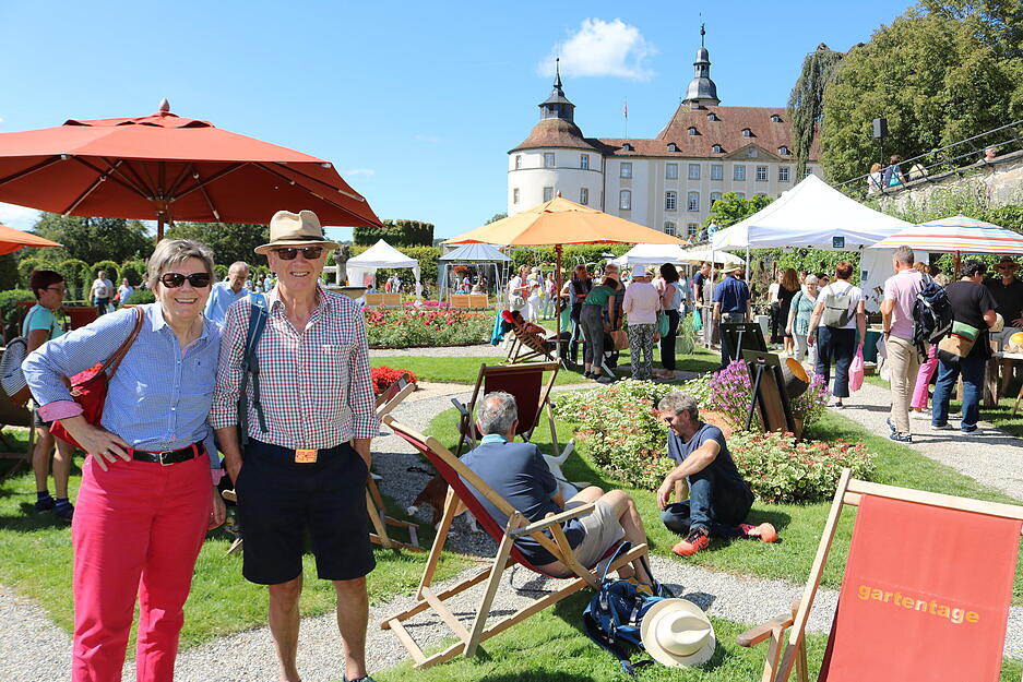Peter und Gisela Dierolf aus Erlenbach strahlen im Rosengarten mit der Sonne und den anderen Besuchern um die Wette, die hier Rast machen und relaxen.
Fotos: Ralf Reichert