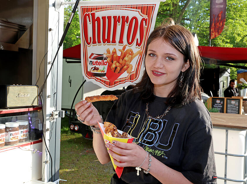 Emma schlemmt spanische Churros.