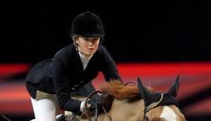 Ellen Whitaker springt 2008 in Z&uuml;rich &uuml;ber ein Hindernis.