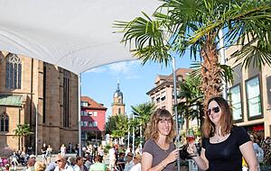 Die Arbeitskolleginnen Julia Ehnle (links) und Carolin Schulze aus Heilbronn hatten sich einen Besuch auf dem Kiliansplatz nach Feierabend fest vorgenommen.
Fotos: Andreas Veigel