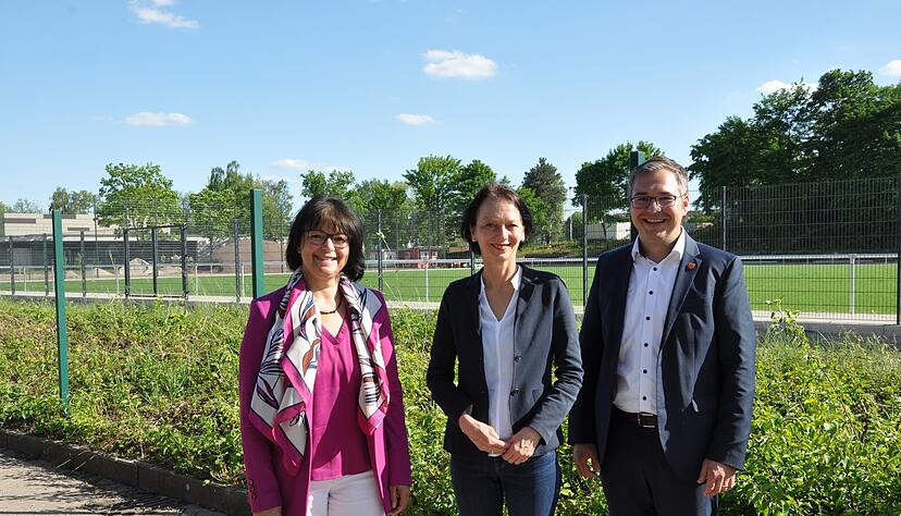 Sabine Rotermund, Susanne Bay und Nico Morast (v.l.) freuen sich darauf, dass der Gießgraben entlang des Stadions künftig als offener Bach fließen wird.
Foto: Kostner Sabine Rotermund, Susanne Bay und Nico Morast (v.l.) freuen sich darauf, dass der Gießgraben entlang des Stadions künftig als offener Bach fließen wird.
Foto: Kostner