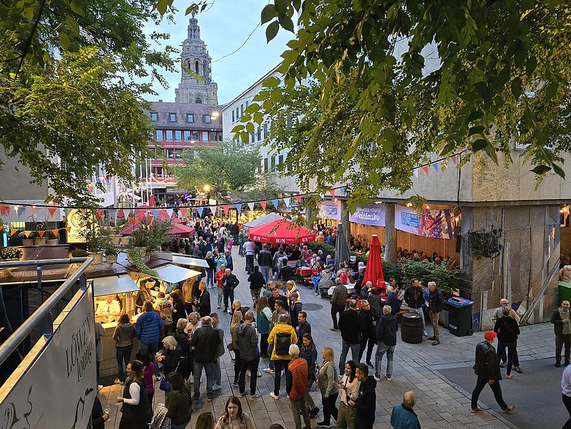 Die Heilbronner genossen das herrliche Ambiente auf dem Marktplatz und die tolle Kulisse mit der Kilianskirche im Hintergrund.
