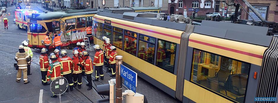 Eine Straßenbahn ist durch den Zusammenstoß aus den Gleisen gesprungen (links im Bild).