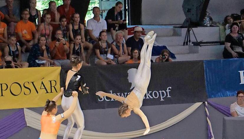 Das Voltigier-Team des RV Nordheim feierte bei der EM einen Start-Ziel-Sieg, gewann die Pflicht wie auch beide Kürprogramme.
Foto: privat Das Voltigier-Team des RV Nordheim feierte bei der EM einen Start-Ziel-Sieg, gewann die Pflicht wie auch beide Kürprogramme.
Foto: privat