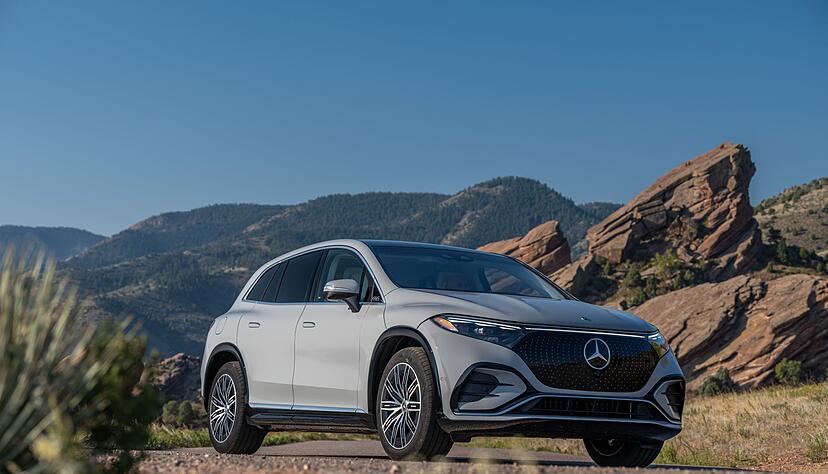 Leise und ohne Mühe bewegt sich der Mercedes EQS SUV auch durchs Gelände. Leise und ohne Mühe bewegt sich der Mercedes EQS SUV auch durchs Gelände.