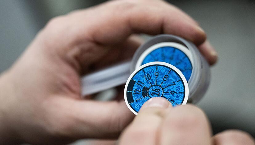 Unter anderem die Farbe der Pr&uuml;fplakette gibt an, wann die n&auml;chste HU f&auml;llig ist.