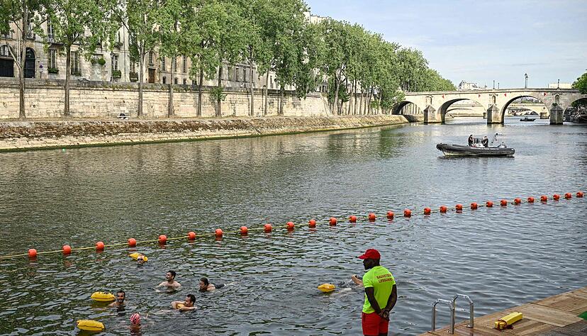 Zur Eröffnung der drei neuen Freibäder in der Seine standen die ersten Schwimmerinnen und Schwimmer schon morgens Schlange. Zur Eröffnung der drei neuen Freibäder in der Seine standen die ersten Schwimmerinnen und Schwimmer schon morgens Schlange.