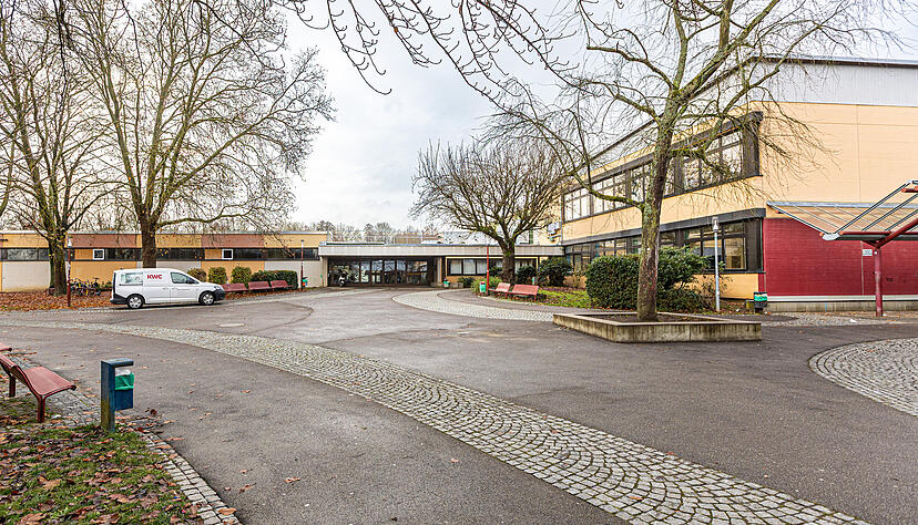 Das Grundschulgebäude der Eichbottschule (rechts) soll saniert werden. Auch für das alte Hallenbad (links) gibt es bereits neue Pläne.