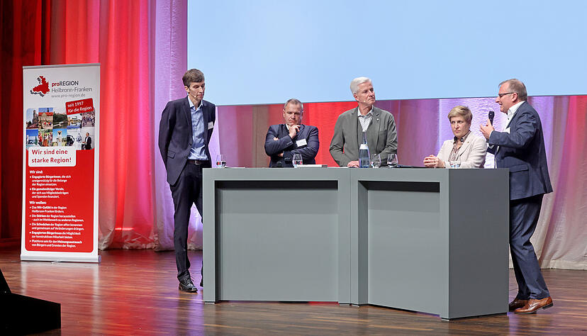 Stimme-Chefredakteur Uwe Ralf Heer (Mitte) moderierte die spannende Diskussion mit Professor Dr. Stefan Siedentop, Wissenschaftlicher Direktor des ILS und Professor an der TU Dortmund (links), Klaus Holaschke, Oberbürgermeister der Stadt Eppingen und Vizepräsident des Gemeindetags (daneben) sowie Klaus Mandel, Direktor des Regionalverbands Heilbronn-Franken (rechts) und Nicole Razavi, Ministerin für Landesentwicklung und Wohnen. Stimme-Chefredakteur Uwe Ralf Heer (Mitte) moderierte die spannende Diskussion mit Professor Dr. Stefan Siedentop, Wissenschaftlicher Direktor des ILS und Professor an der TU Dortmund (links), Klaus Holaschke, Oberbürgermeister der Stadt Eppingen und Vizepräsident des Gemeindetags (daneben) sowie Klaus Mandel, Direktor des Regionalverbands Heilbronn-Franken (rechts) und Nicole Razavi, Ministerin für Landesentwicklung und Wohnen.