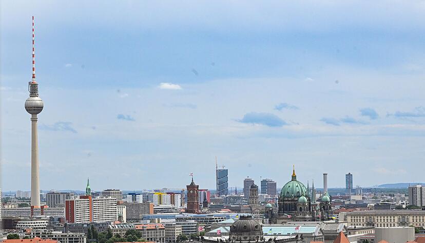 Der Himmel über Berlin. Luftaufnahme mit Fernsehturm und Berliner Dom. Der Himmel über Berlin. Luftaufnahme mit Fernsehturm und Berliner Dom.