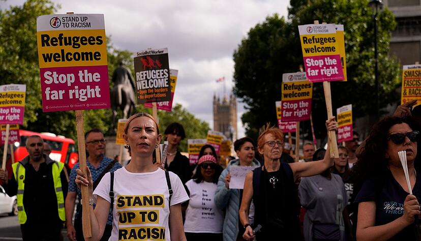 Als Reaktion auf die rechtsradikalen und antimuslimischen Ausschreitungen hatten Tausende Menschen gegen Gewalt demonstriert. (Archivbild)