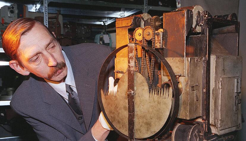 Das Bioskop, eine technische Neuerung, spielte zwei Filmstreifen abwechselnd und projizierte sie so auf die Leinwand. (Archivbild)