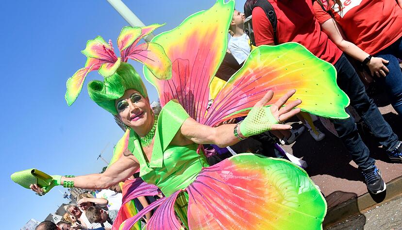 Phantasievolles Kostüm bei der diesjährigen CSD-Parade in Köln. Phantasievolles Kostüm bei der diesjährigen CSD-Parade in Köln.