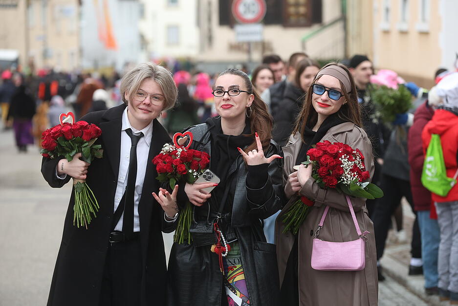 Mit kreativen Kostümen sorgen die Teilnehmer für Stimmung. Mit kreativen Kostümen sorgen die Teilnehmer für Stimmung.