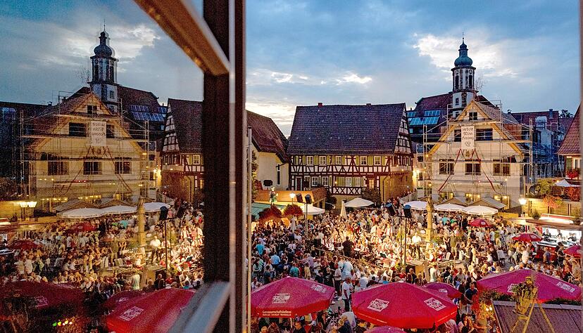 Beim 45. Original Erlenbacher Weinfest sind seit Samstag tausende Besucher zusammengekommen. Der Veranstalter: "Es ging bisher friedlich zu."
Fotos: Mario Berger Beim 45. Original Erlenbacher Weinfest sind seit Samstag tausende Besucher zusammengekommen. Der Veranstalter: "Es ging bisher friedlich zu."
Fotos: Mario Berger