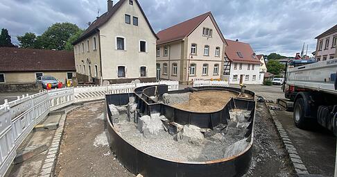 Der Lindenplatz in Obergimpern nimmt Gestalt an. Wenn die Arbeiten abgeschlossen sind, wird es dort zwei Sitzgelegenheiten geben. Der Zugang ist barrierefrei. Der Lindenplatz in Obergimpern nimmt Gestalt an. Wenn die Arbeiten abgeschlossen sind, wird es dort zwei Sitzgelegenheiten geben. Der Zugang ist barrierefrei.