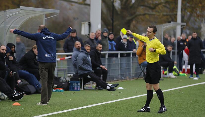 Mittlerweile kein ungewöhnliches Bild mehr: Manuel Fischer wird als Trainer des VfR Heilbronn mit Gelb verwarnt. Mittlerweile kein ungewöhnliches Bild mehr: Manuel Fischer wird als Trainer des VfR Heilbronn mit Gelb verwarnt.