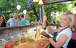 Burger in allerlei Variationen sind der Renner: Carlo Hortschansky und Sheila Tippner (von rechts) aus Th&uuml;ringen bieten ihn in der sogenannten Fusion-Variante an.