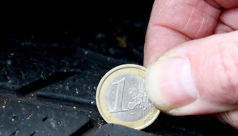 Anlage von Geld: Mit einer Euromünze lässt sich prüfen, ob noch genügend Profil auf dem Reifen ist. Ragt der drei Millimeter breite Rand heraus, ist das von Experten empfohlene Minimum unterschritten. Anlage von Geld: Mit einer Euromünze lässt sich prüfen, ob noch genügend Profil auf dem Reifen ist. Ragt der drei Millimeter breite Rand heraus, ist das von Experten empfohlene Minimum unterschritten.