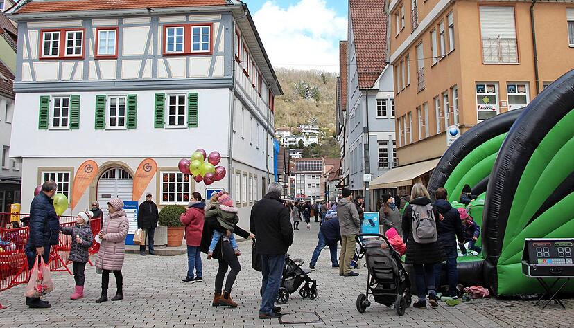 Nach und nach füllt sich am Sonntagmittag die Künzelsauer Innenstadt: Im Freien trägt kaum ein Besucher des verkaufsoffenen Sonntags Maske, in den Geschäften allerdings die meisten.
Fotos: Tamara Ludwig