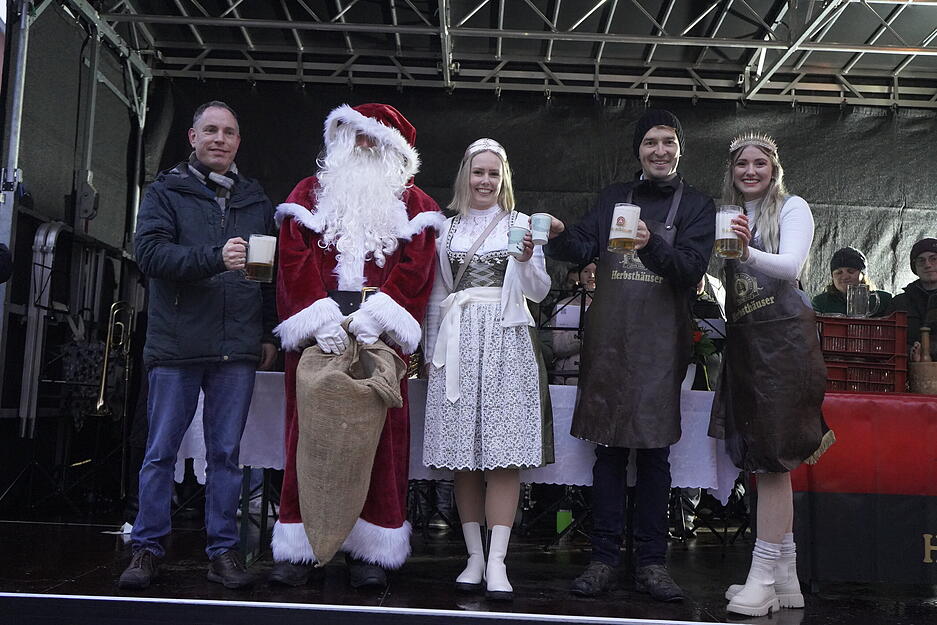 Die Hohenloher Weinprinzessin und die Württembergische Bierkönigin kamen zur Eröffnung des Niedernhaller Winterzaubers am Samstag, 7. Dezember. Die Hohenloher Weinprinzessin und die Württembergische Bierkönigin kamen zur Eröffnung des Niedernhaller Winterzaubers am Samstag, 7. Dezember.