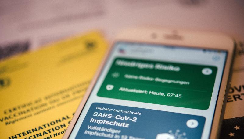 Für den Nachweis ihres vollständigen Corona-Impfschutzes brauchen Genesene neben dem Beleg über eine Impfung auch ein «Genesenenzertifikat».