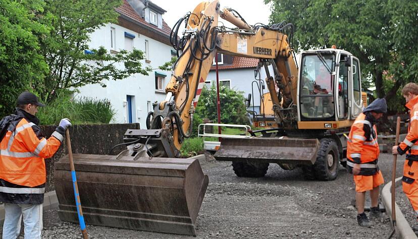 Erschließungsarbeiten: Die Männer in Orange werden 2022 im Untereppacher Neubaugebiet "Stegrain" werkeln. Dort sollen auf 1,56 Hektar 22 Grundstücke mit bis zu 44 Wohnungen entstehen.
Foto: Archiv/Dötting