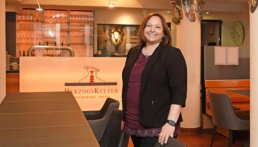 Diana Hoffmann hört nach zehn Jahren als Pächterin für Hotel und Gastro der Herzogskelter auf. Noch ist unklar, wer die Nachfolge antritt.
Foto: Ralf Seidel Diana Hoffmann hört nach zehn Jahren als Pächterin für Hotel und Gastro der Herzogskelter auf. Noch ist unklar, wer die Nachfolge antritt.
Foto: Ralf Seidel