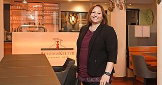 Diana Hoffmann hört nach zehn Jahren als Pächterin für Hotel und Gastro der Herzogskelter auf. Noch ist unklar, wer die Nachfolge antritt.
Foto: Ralf Seidel Diana Hoffmann hört nach zehn Jahren als Pächterin für Hotel und Gastro der Herzogskelter auf. Noch ist unklar, wer die Nachfolge antritt.
Foto: Ralf Seidel