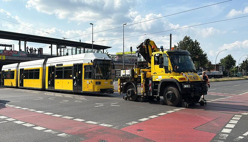 Durch den Stromausfall blieben auch Straßenbahnen liegen. Durch den Stromausfall blieben auch Straßenbahnen liegen.